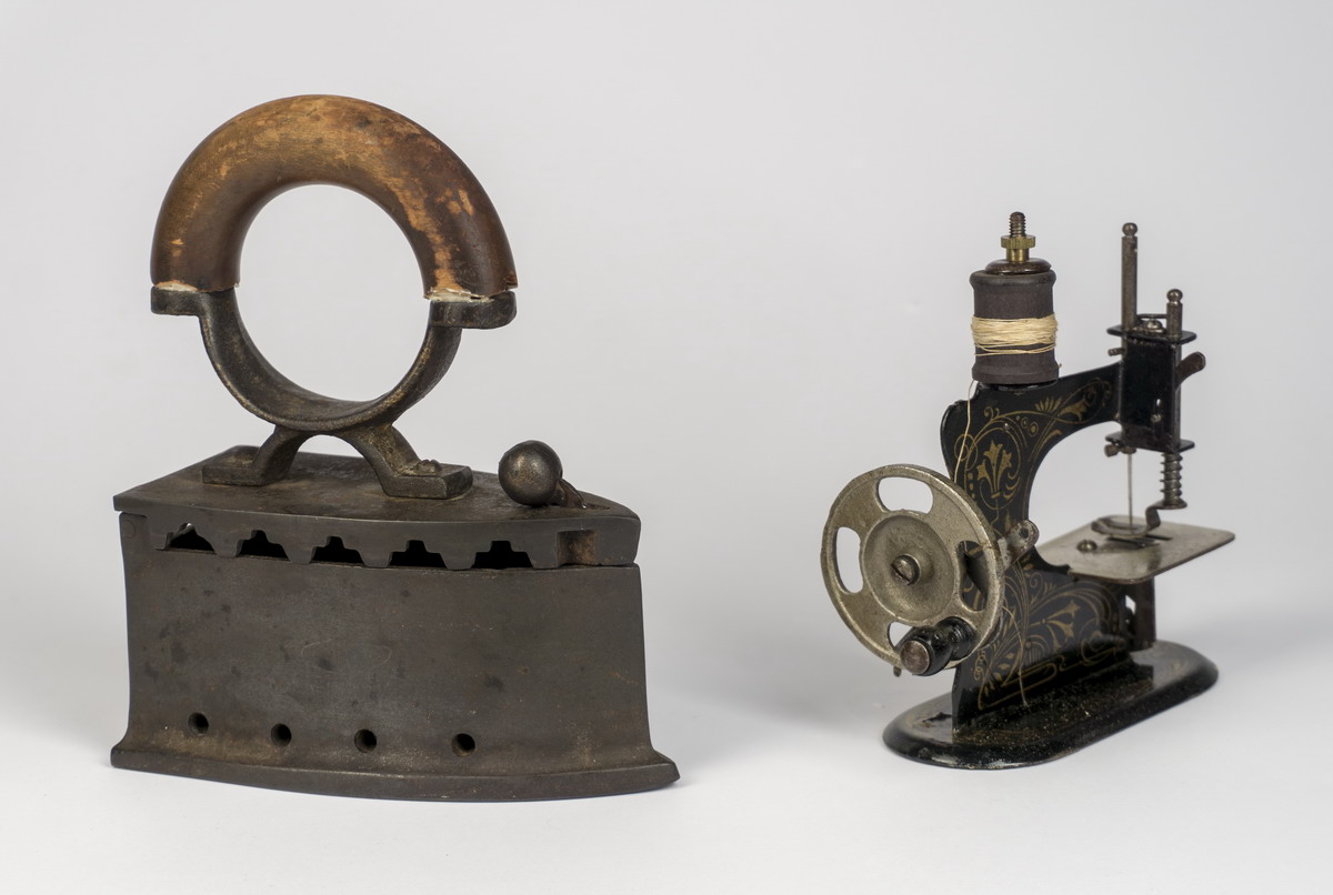 Dječje glačalo, Hrvatska, 20. st. HŠM 45090; Dječji šivaći stroj, Hrvatska, 1. pol. 20. st. HŠM 44923