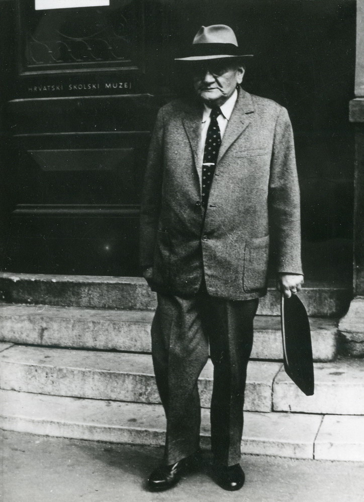 Mato Lovrak pred ulazom u zgradu Hrvatskoga učiteljskog doma, odnosno Hrvatskoga školskog muzeja. Jozo Vranić, Zagreb, 1971., HŠM 39668