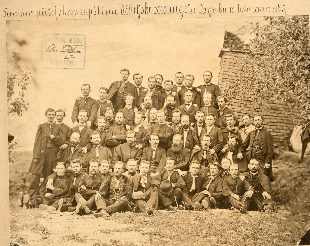 Osnivači „Učiteljske zadruge”, prvog učiteljskog društva u Hrvatskoj, sudionici Prve hrvatske učiteljske skupštine u Zagrebu 10. i 11. listopada 1865. godine. Carl Alkier, Zagreb, 1865. HŠM Mf 125