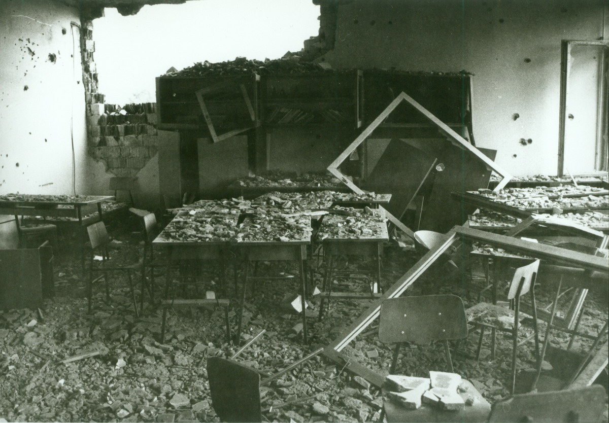 Oštećena osnovna škola u Laslovu, stradala u Domovinskm ratu. J. Petrić, Laslovo, 22. 10. 1991. HŠM Mf 677