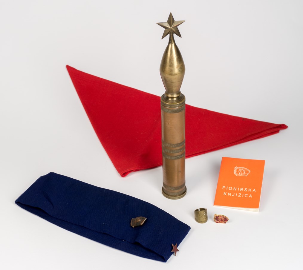 Pionirska obilježja: Štafetna palica (HŠM 31422), pionirska kapa (HŠM 44932), pionirska marama (HŠM 42979), pionirski prsten (HŠM 42980), pionirska značka (HŠM 39672), pionirska knjižica (HŠM Mp 1249), Hrvatska, 2. pol. 20. st.
