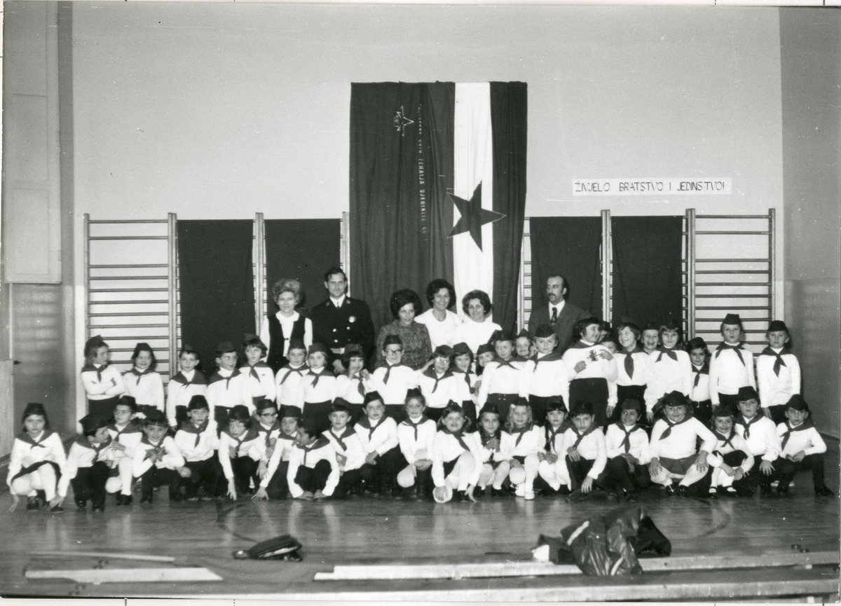Primanje učenika I. razreda Osnovne škole „Vladimir Nemet” u Zagrebu u Savez pionira Zagreb, 1973., HŠM 34898