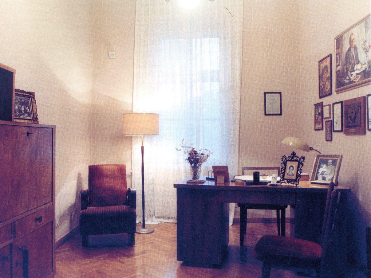 Radna soba književnika Mate Lovraka. Ostavština književnika M. Lovraka čuva se u Hrvatskom školskom muzeju.