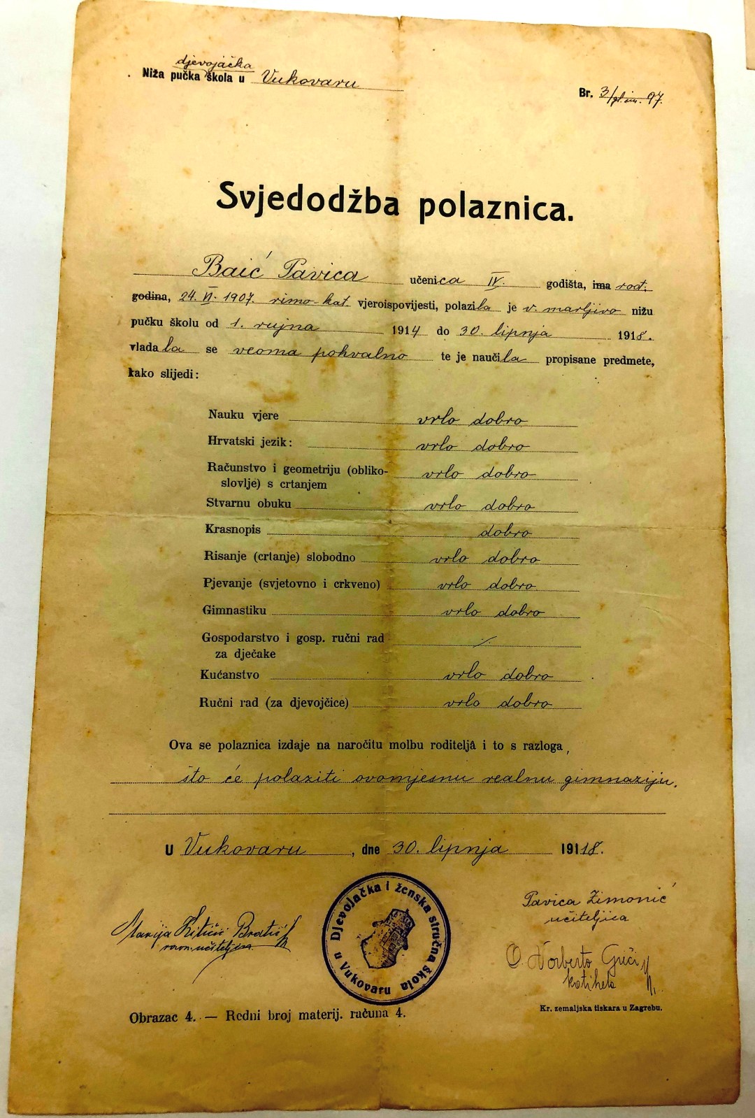 Svjedodžba polaznica Niže pučke djevojačke škole u Vukovaru Pavici Baić. Vukovar, 1918. (HŠM 47183)