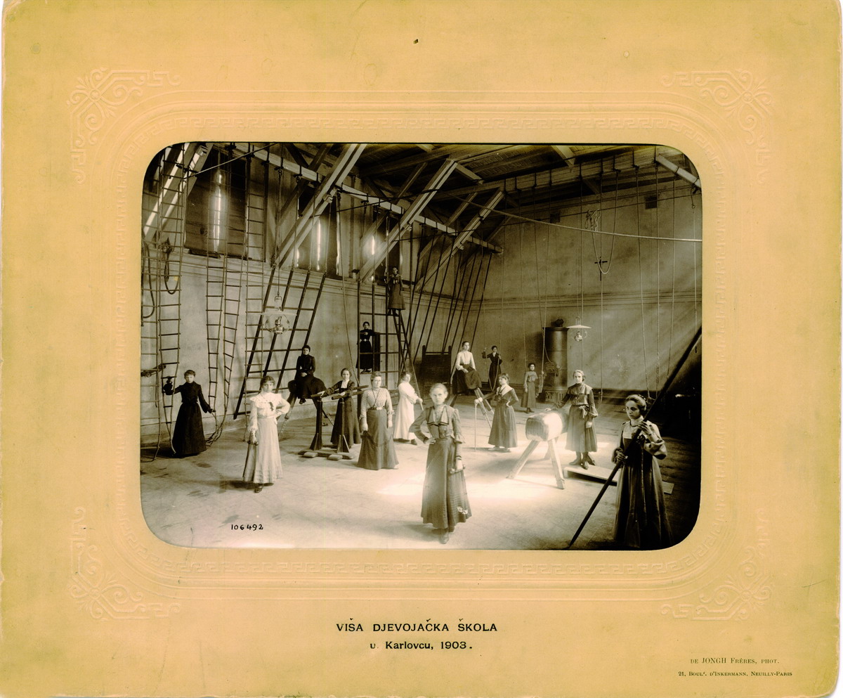 Učenice Više djevojačke škole u Karlovcu u gimnastičkoj dvorani, braća de Jongh Pariz, Karlovac, 1903., HŠM Mf 62