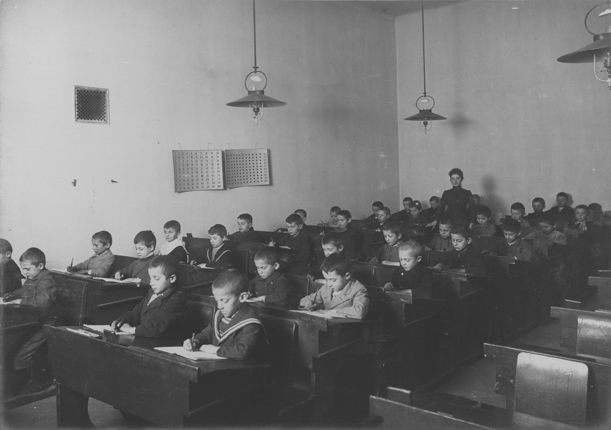 Učenici drugog razreda Donjogradske dječačke pučke škole u Zagrebu za obuke u uspravnom pismu, Zagreb, oko 1900., HŠM Mf 123/3