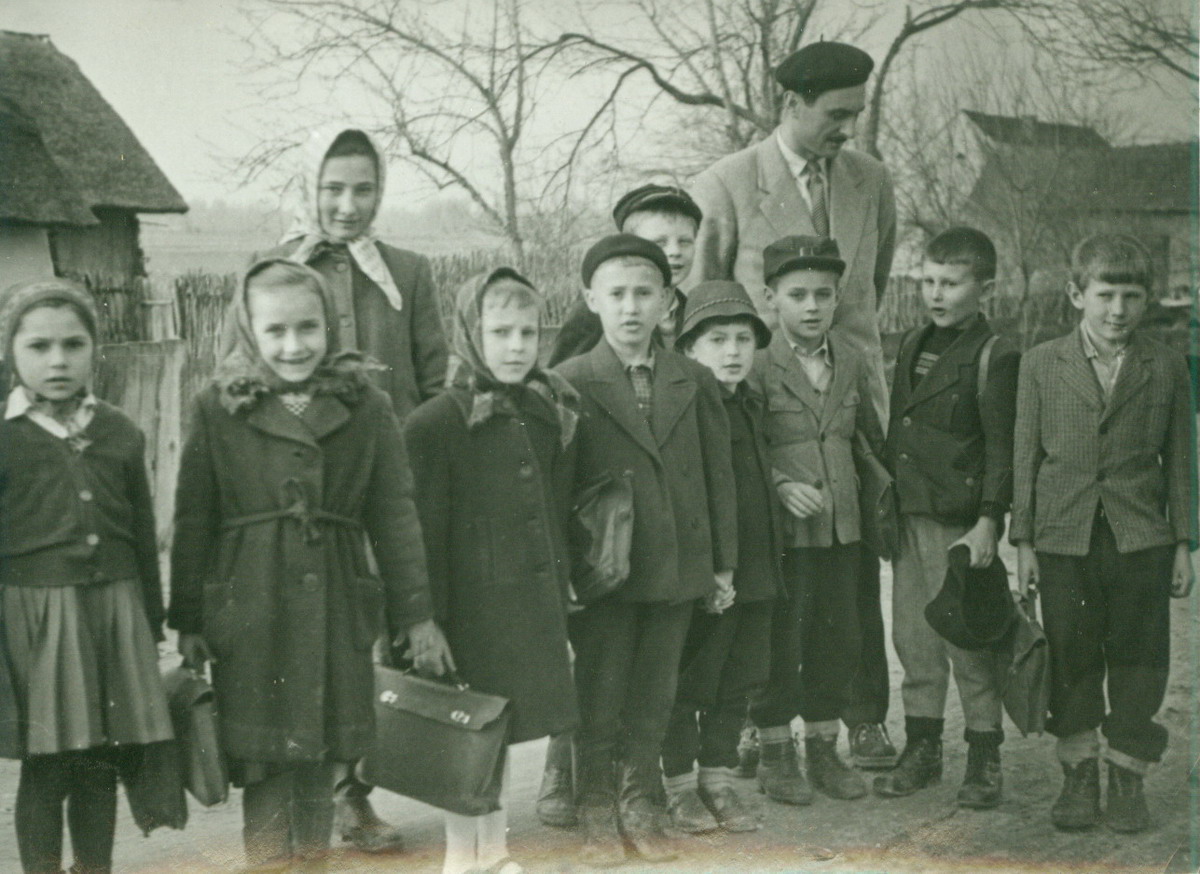 Učenici pučke škole u Visokoj Drenovici s učiteljem Valentinom Puževskim Visoka Drenovica, 1960., HŠM Mf 1315