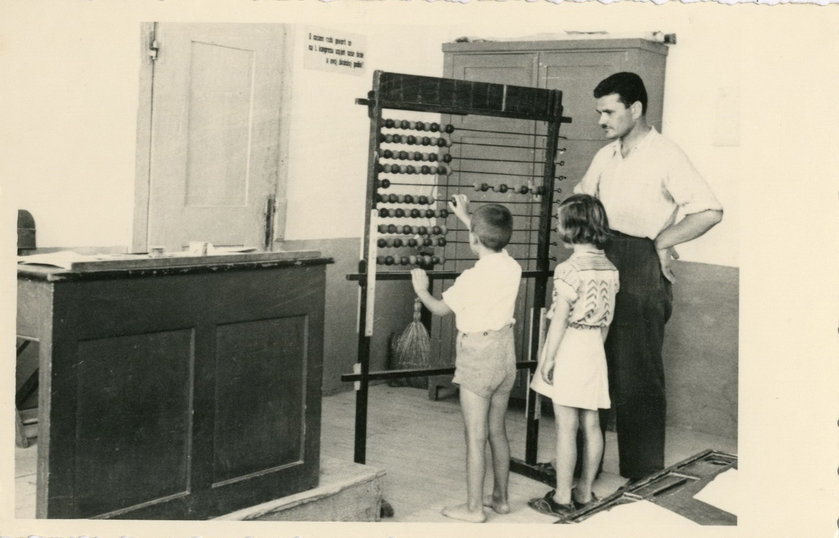 Učitelj s dvoje djece u učionici, Split, 1944. g. HŠM 34901