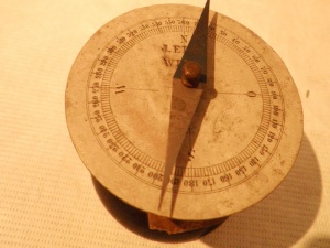 Kompas, Eiss, J., Beč, 19. st., drvo, papir, metal, 5,5x5 cm